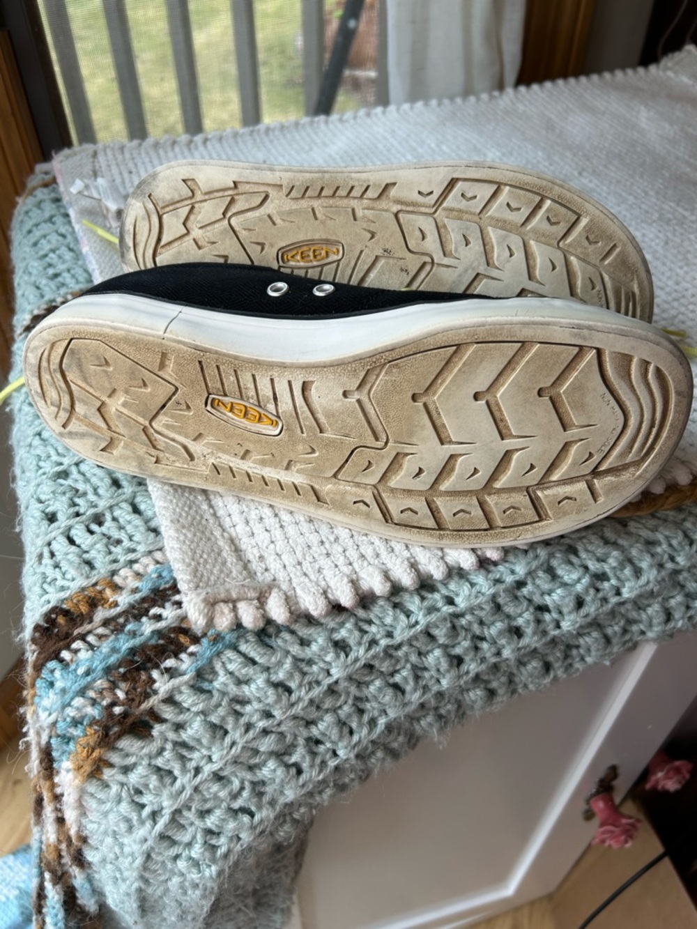 Keen Women’s Black Sneakers with Yellow Laces - Picture 7 of 7